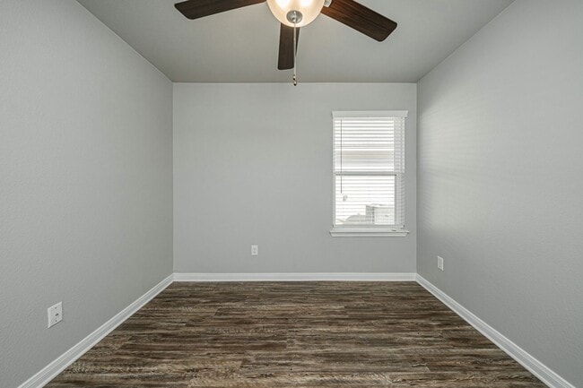 Building Photo - Bright & Cozy Home