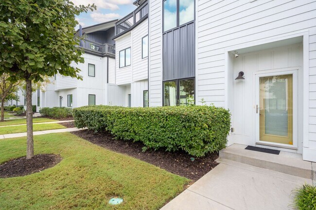 Building Photo - Location, Location , Location with this Be...