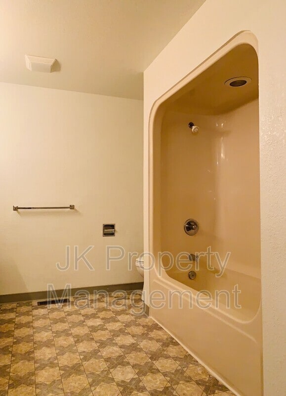 Building Photo - 1613 Sand Ct