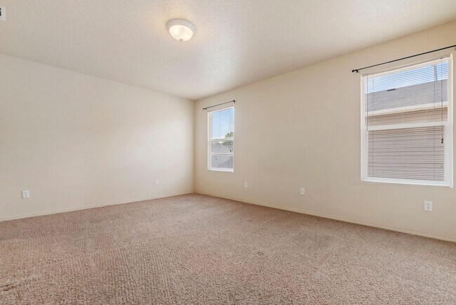 Building Photo - Very Clean 3 Bedroom Home with Community P...