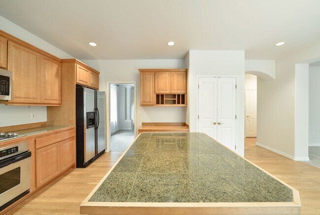 Building Photo - Nice 5 Bed / 2.5 bath house for rent in Kenmore.
