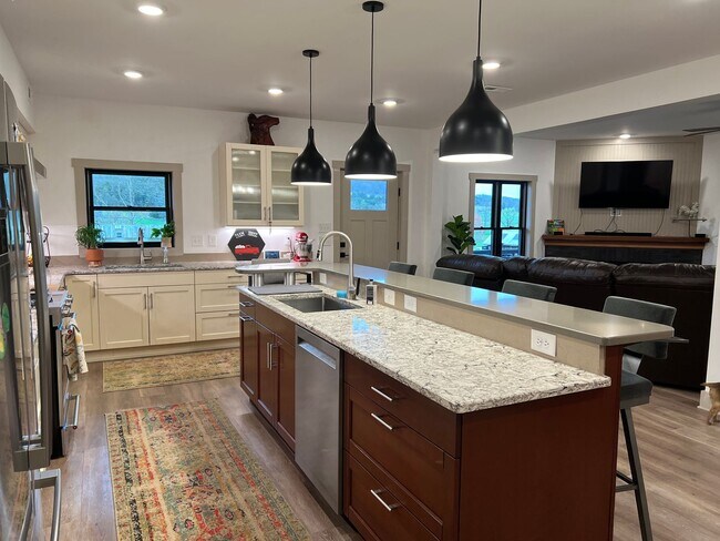 Building Photo - Home on Beautiful Farm and Vineyard Minutes From Town Of Blacksburg
