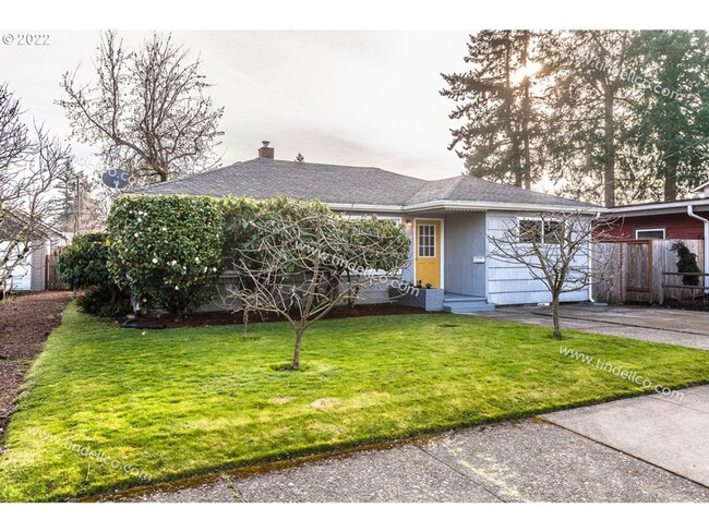 Primary Photo - Charming 3 Bedroom Mid-Century Home in Bre...