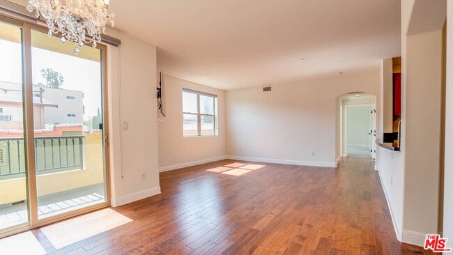 Building Photo - 5037 Rosewood Ave