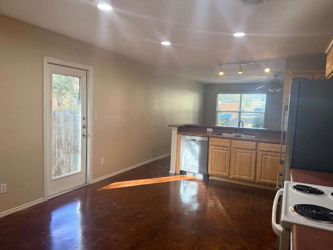 Building Photo - 17002 Silverwood Dr