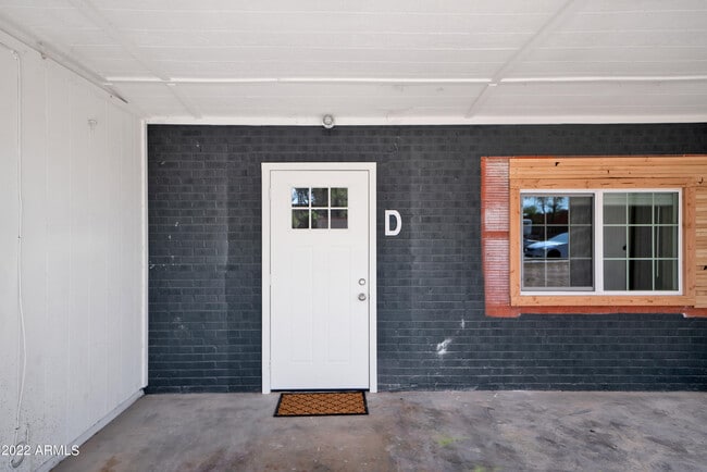 Primary Photo - 6 E Linda Ln