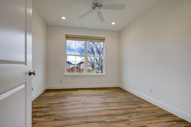 Building Photo - 2133 Naomi St