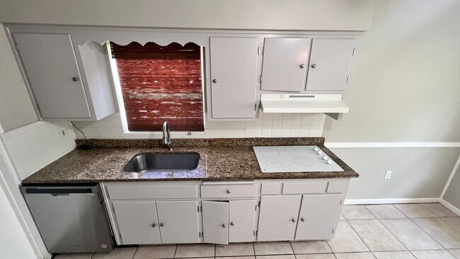 Building Photo - Lovely 3 Bedroom, 2 Bathroom Home in Melbo...