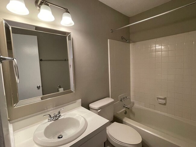 Building Photo - SW - Updated Townhome.  New Flooring, Just...