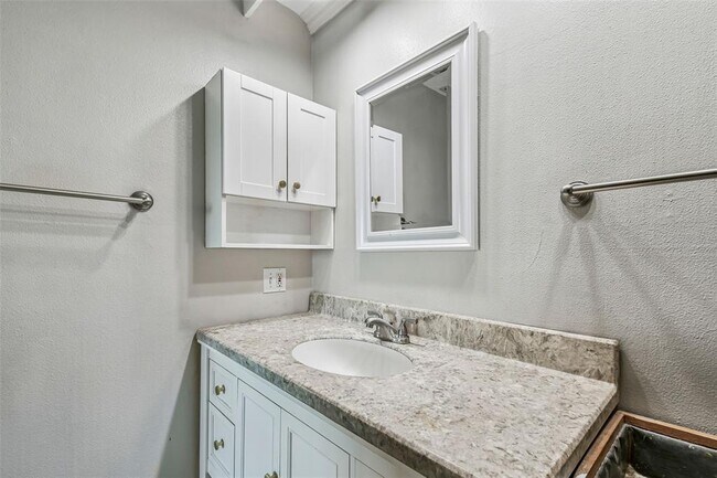 Building Photo - 433 Paula Dr S