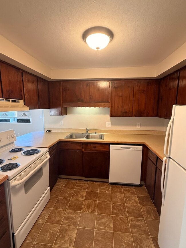 Building Photo - Spacious 1 Bedroom Duplex, Great Location, W/D In Unit, Bright Living Space!!