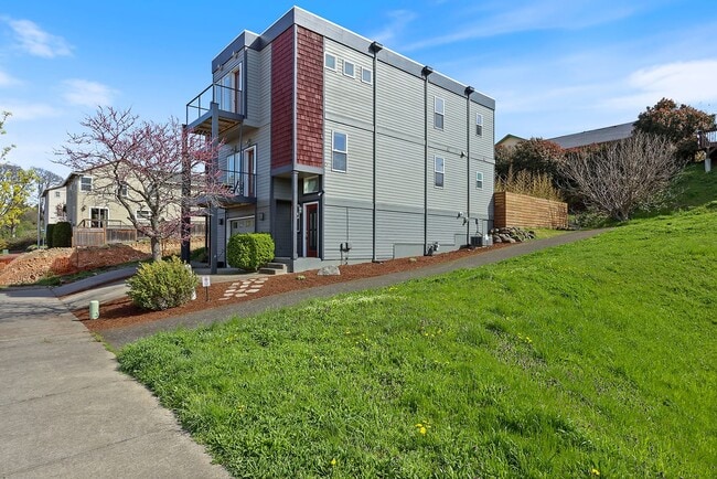 Building Photo - Application Pending - 3 Bedroom Townhouse For Rent In Hood River