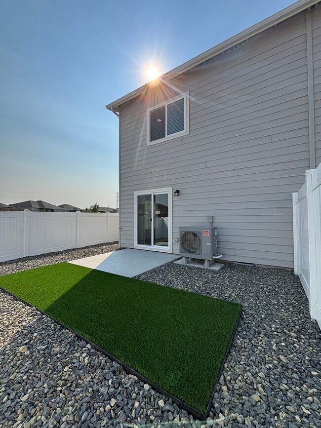 Building Photo - Brand New Corner Townhome!