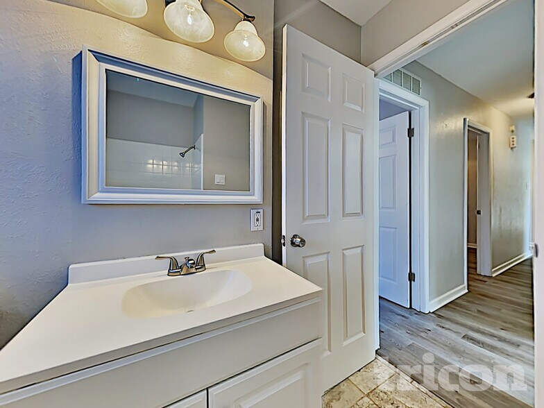 Building Photo - 1803 Westcrest Dr