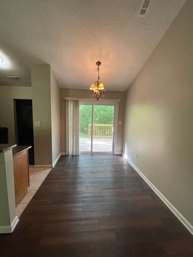 Building Photo - This Adorable 2 bedroom 2 bath duplex is l...