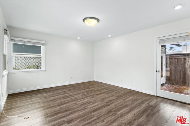 Building Photo - 8176 La Jolla Shores Dr