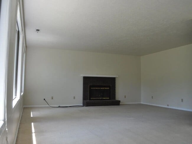 Building Photo - One level single family house, great location, ease access to all daily essentials