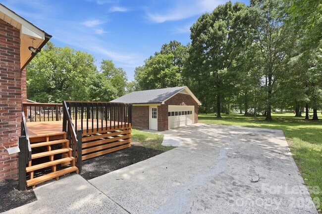 Building Photo - 6299 Spring Ct Ln