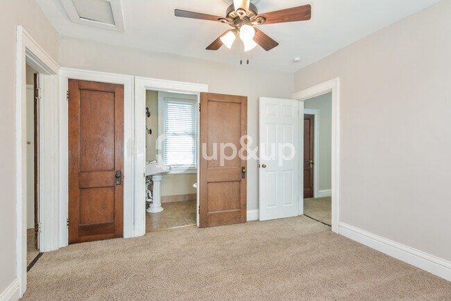 Building Photo - Fantastic 2bd/1ba home! Let yourself in!