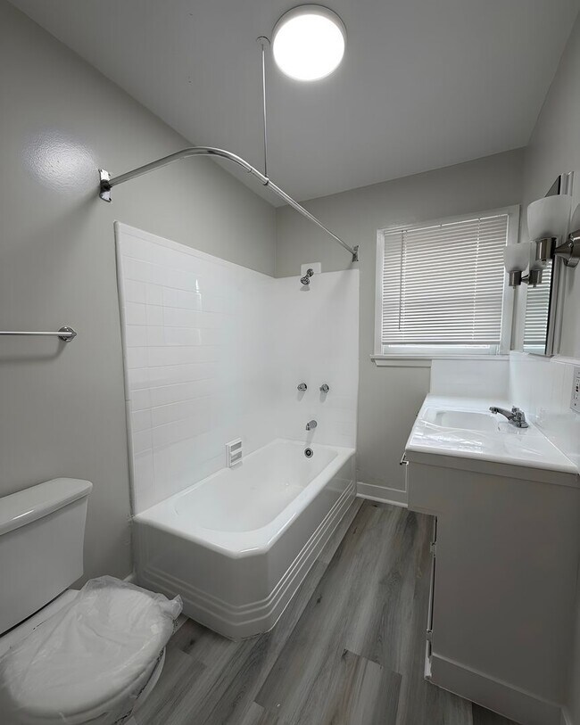 Building Photo - 231 W 81st St