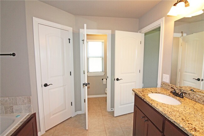 Building Photo - 902 SW Caprington St