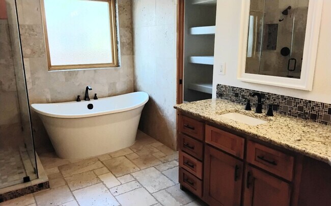 Building Photo - 4 bedroom 2.5 bath far NE Heights