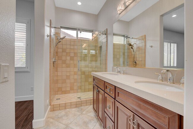 Building Photo - Anthem country Club Golf Community Beauty