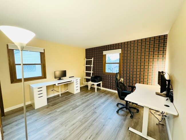 Building Photo - 817 Huntleigh Dr