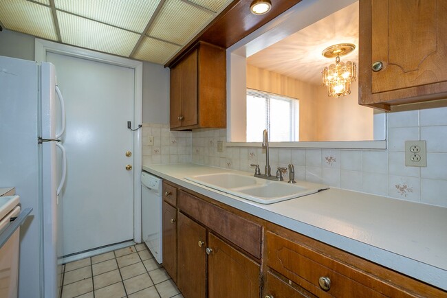 Building Photo - Renovated 1 bedroom in desirable midtown T...