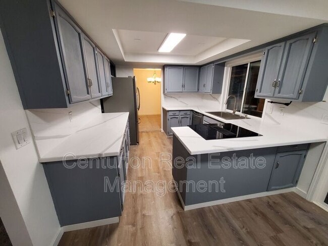 Building Photo - 869 Meadowlawn Dr SE