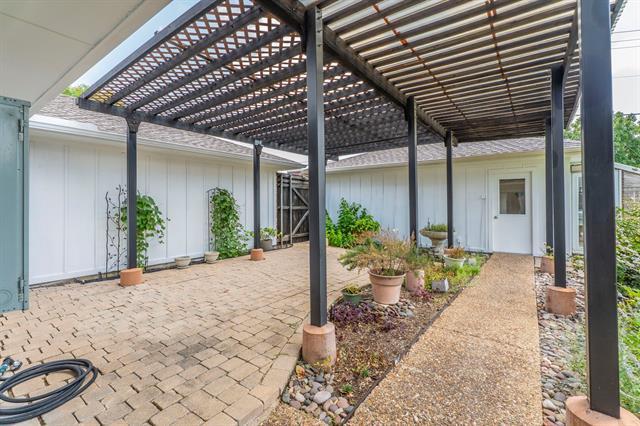 Building Photo - 3300 Wells Dr
