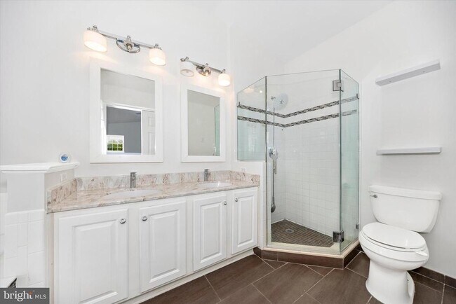 Building Photo - 4960 Clarendon Terrace