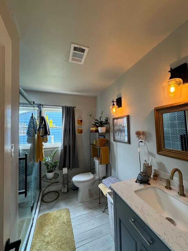 Building Photo - Adorable 2/1/1 CH/A updated!!! walking dis...
