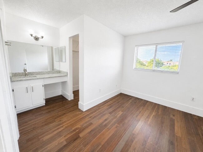 Building Photo - 887 Crystal Lake Dr