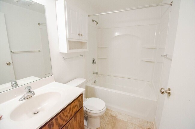 Building Photo - Ranch-style home with great fenced yard & patio!