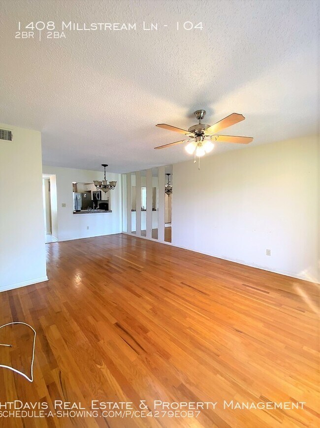 Building Photo - Lake Tiffany of Dunedin Offers 2/2!