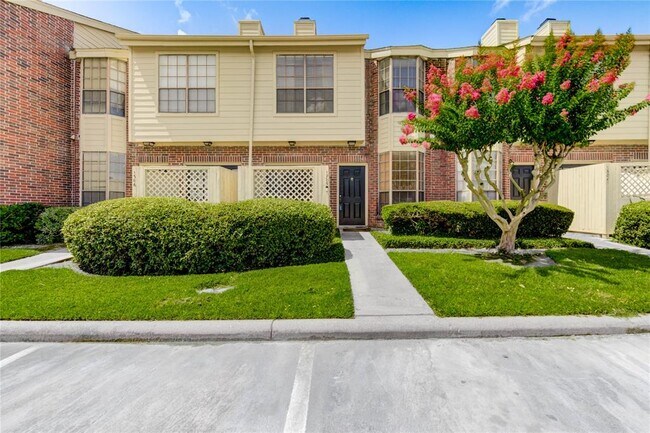 Primary Photo - 2121 El Paseo St