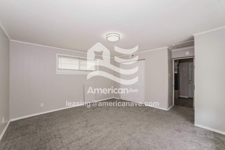 Building Photo - 2221 N Northcrest Dr