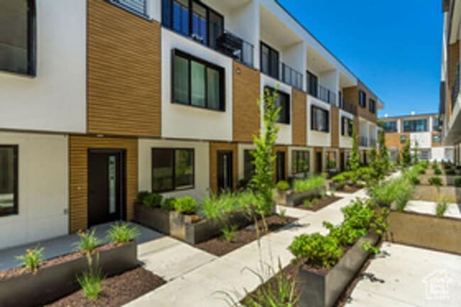 Building Photo - 4186 S Main St