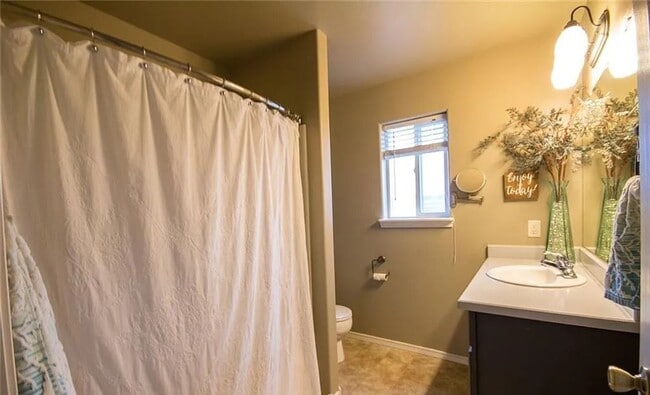 Building Photo - 4 Bedroom Home with Yard, Garage & Pet-Friendly Policy