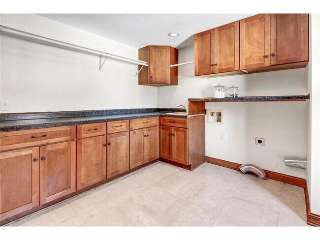Building Photo - 1209 Lewis Ave SW