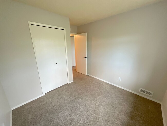 Building Photo - 3 Bedroom Townhome Available Near S Academ...