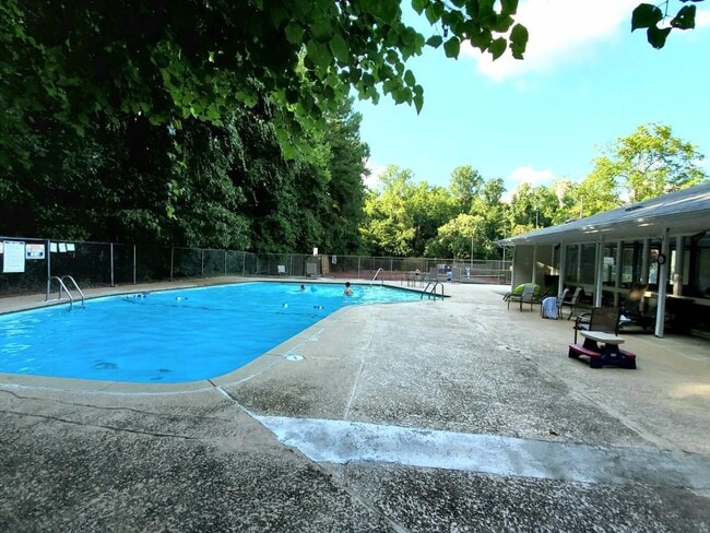 Building Photo - 220 Elizabeth St