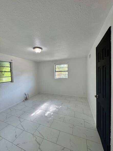 Building Photo - 929 W 27th St