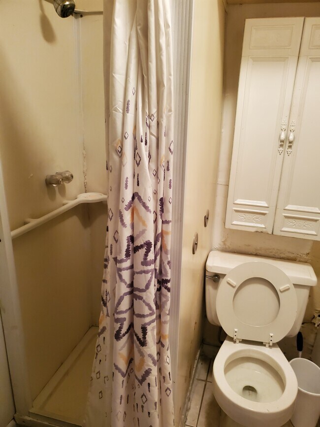 24in X 24in Shower Stall - 308 11th St