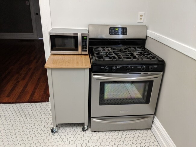 Building Photo - Beautiful Home!  Perfect combo of old world charm with modern finishes & ammenities!