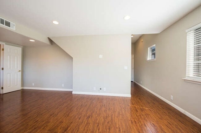 Building Photo - Charming 3bd/2.5 bath Condo