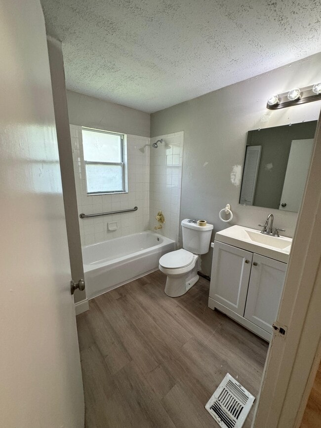 Building Photo - 601 Vera St