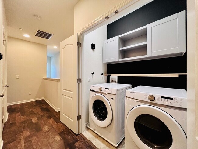 Building Photo - Gorgeous 3 bedroom, 2½ bath, 2 STORY townhome