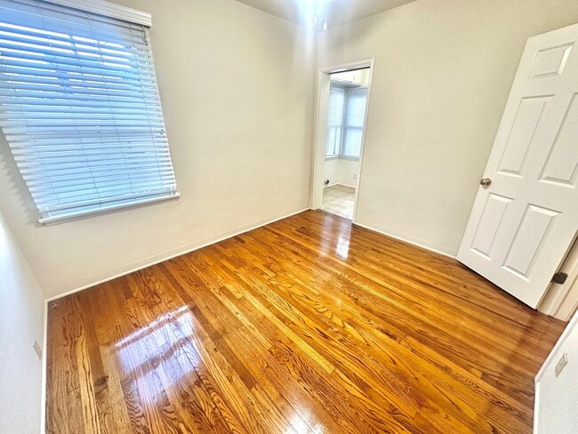 Building Photo - Charming 2-Bedroom Home with Hardwood Floors & Fireplace Near the Traffic Circle